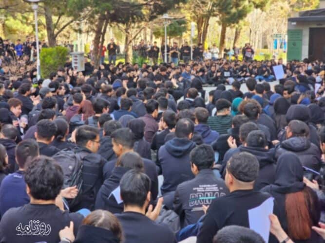 آغاز حضوری شدن دانشگاه ها با حاشیه؛ شعار و درگیری در شریف و امیرکبیر 1 - آغاز «حضوری» شدن دانشگاه ها با حاشیه؛ شعار و درگیری در شریف و امیرکبیر - «حضوری» شدن دانشگاه ها