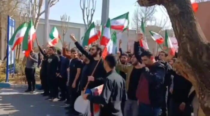 آغاز حضوری شدن دانشگاه ها با حاشیه؛ شعار و درگیری در شریف و امیرکبیر 2 - آغاز «حضوری» شدن دانشگاه ها با حاشیه؛ شعار و درگیری در شریف و امیرکبیر - «حضوری» شدن دانشگاه ها