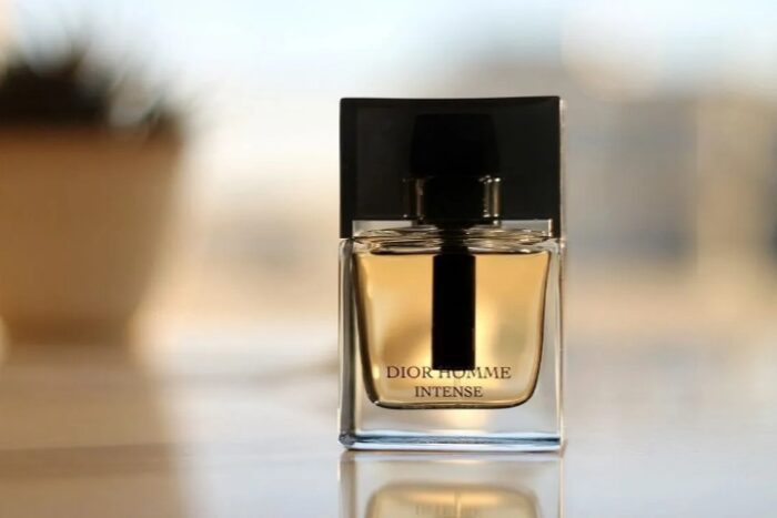 zQbCUcU9gvGx9dZqgkUQ3ImteB1cjI9WSIO66SWD - ماندگارترین عطرهای مردانه؛ چه رایحه‌هایی بیشتر دوام دارند؟ -